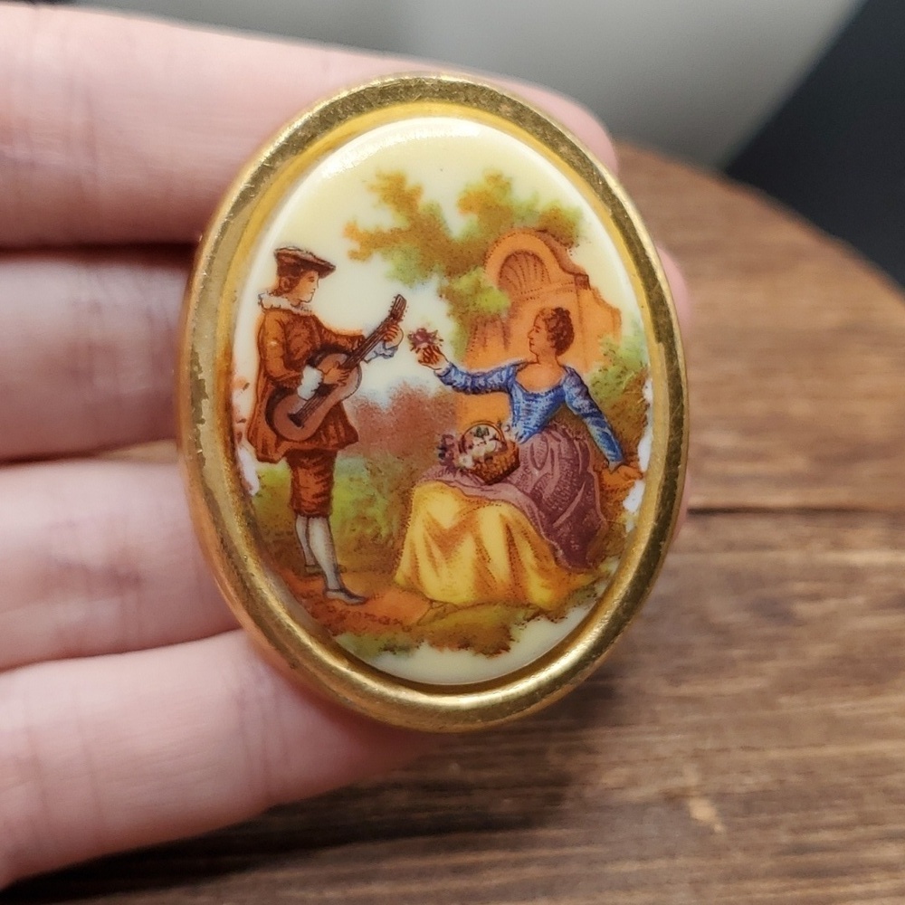 B124 rennasaince scene stunning‎ brooch